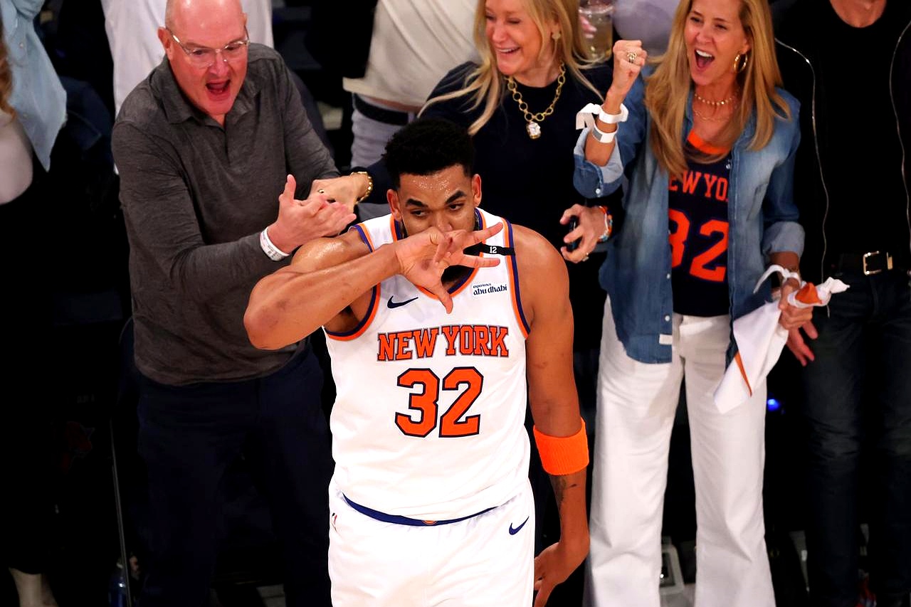 尼克斯横扫土耳其男篮,巴恩斯送出助攻 尼克斯横扫土耳其男篮,巴恩斯送出助攻