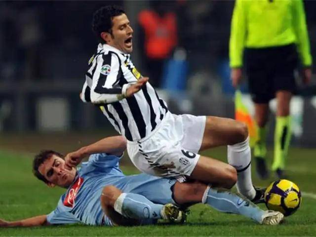 开云体育-意大利完胜里昂，埃尔林一己之力扛起全队