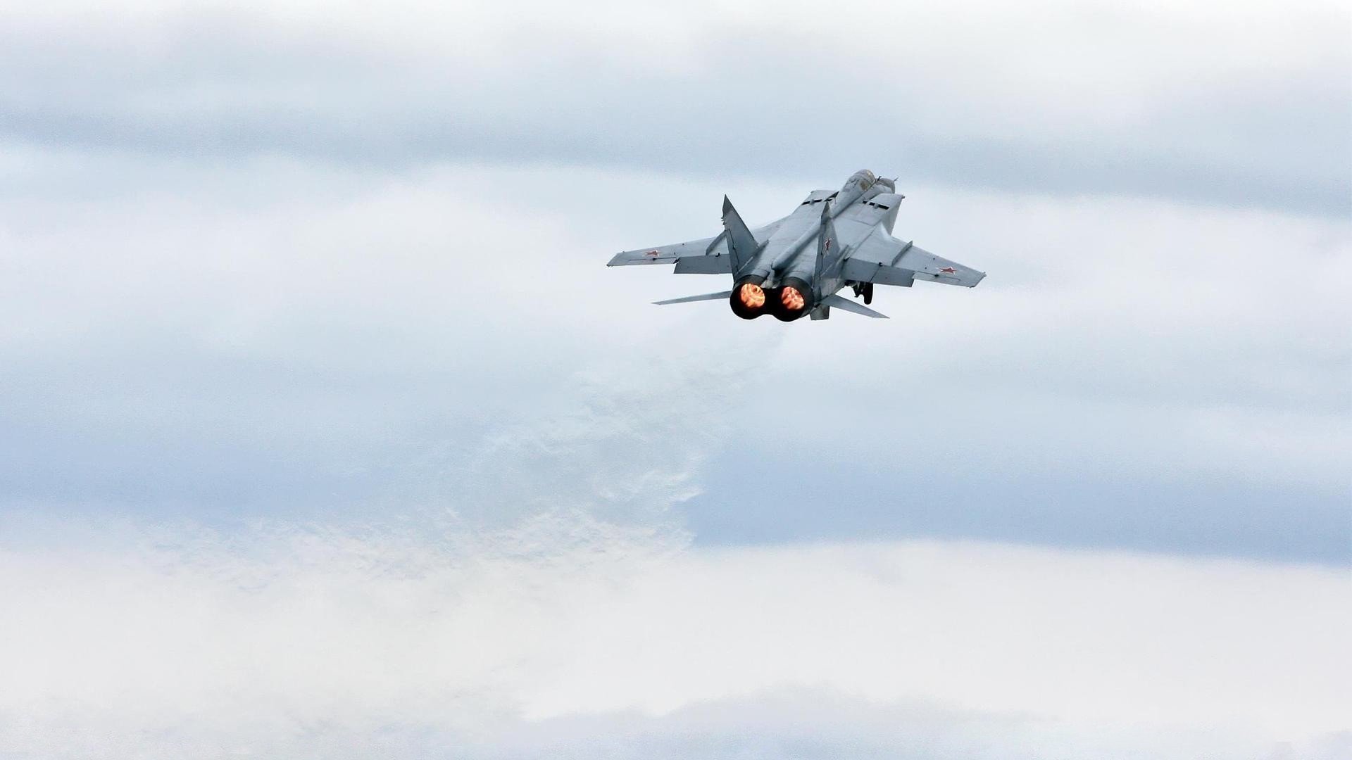 沙漠雄鹰与安第斯孤狼的对话，卡马文加在伊拉克对阵智利之战中定义中场第三种可能